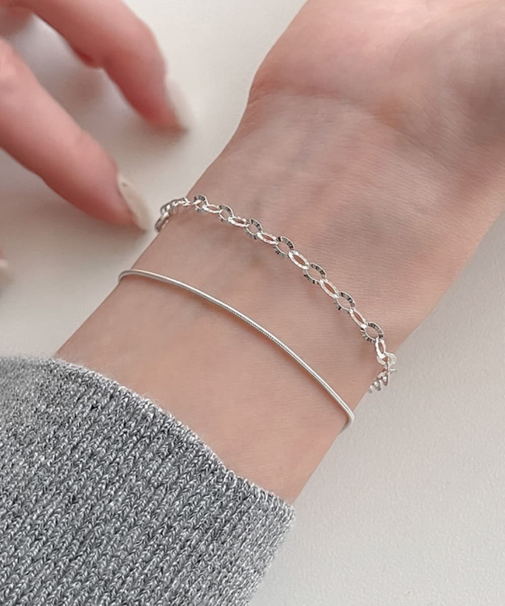 Cut-out Round Chain Silver Bracelet (2 Colors)