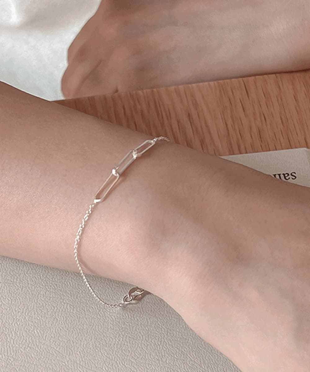 Loop Clip Chain Bracelet